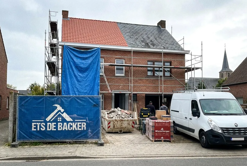 Werf van Ets De Backer met stelling, afdekzeil, container en bestelwagen